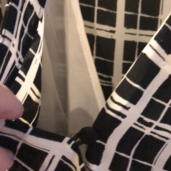 H&M long sleeve white lined, black and white print - Picture 2 of 6